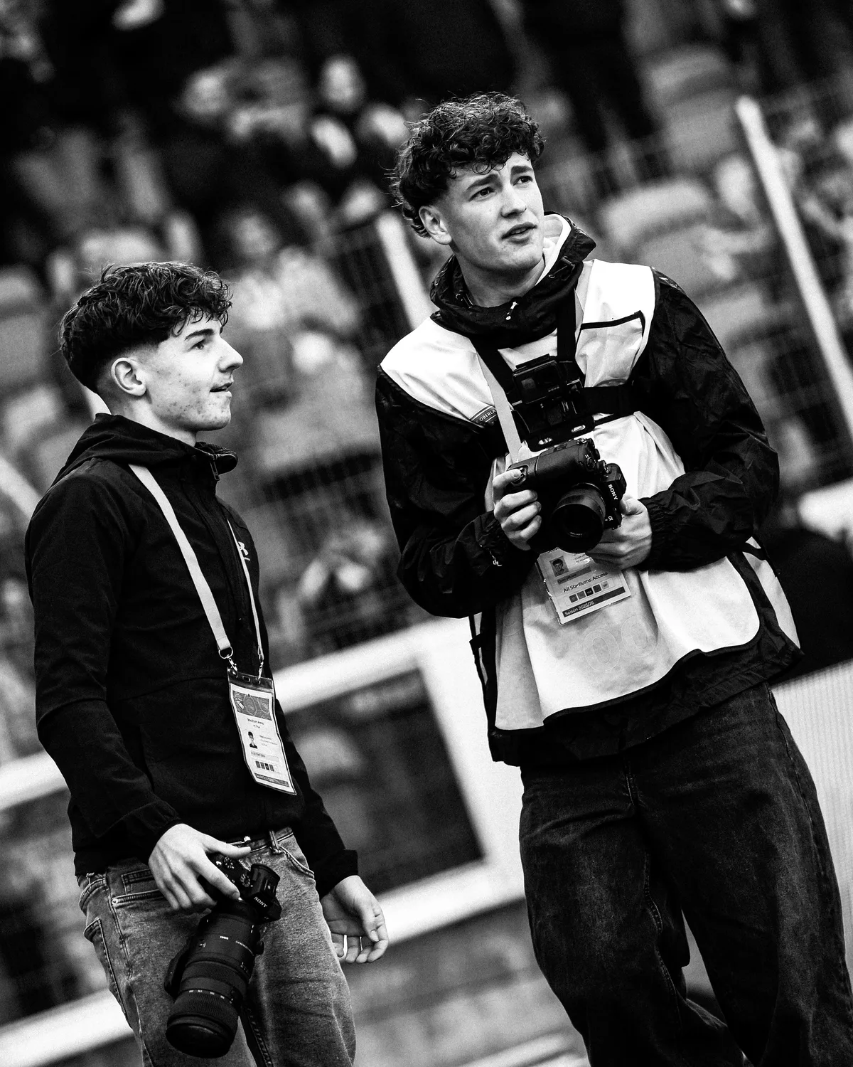 Levin mit Kamera und Akkreditierung am Spielfeldrand