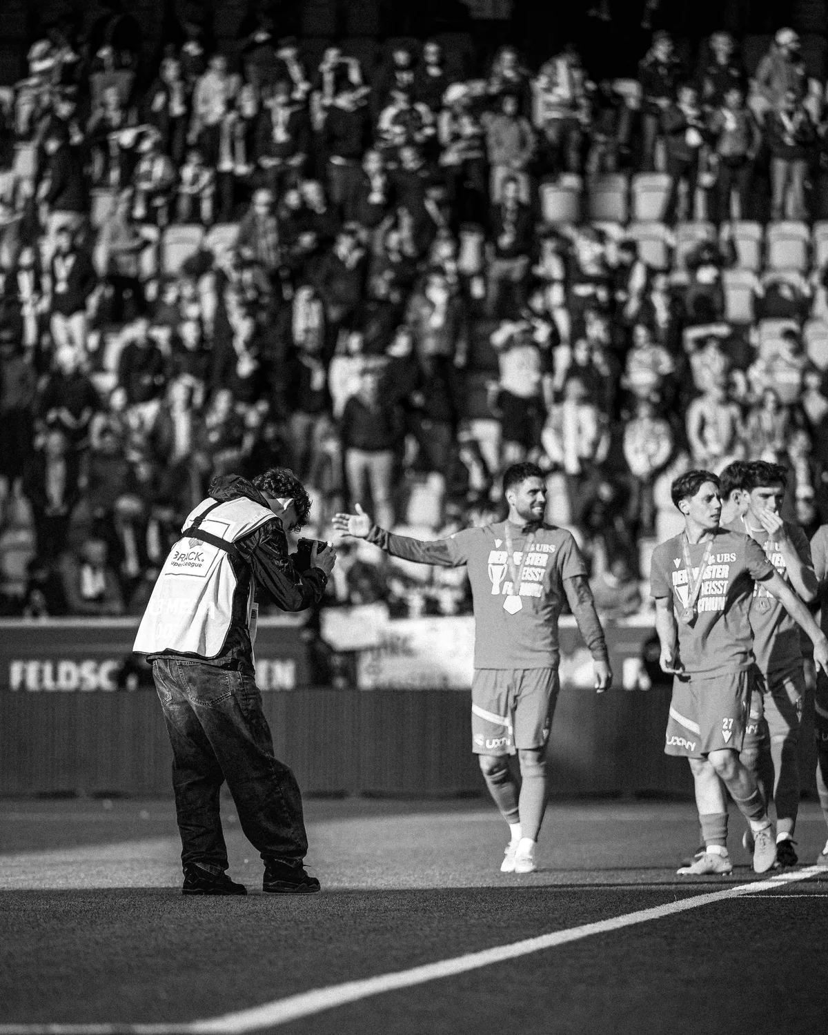 Levin fotografiert die Spieler an der Meisterfeier