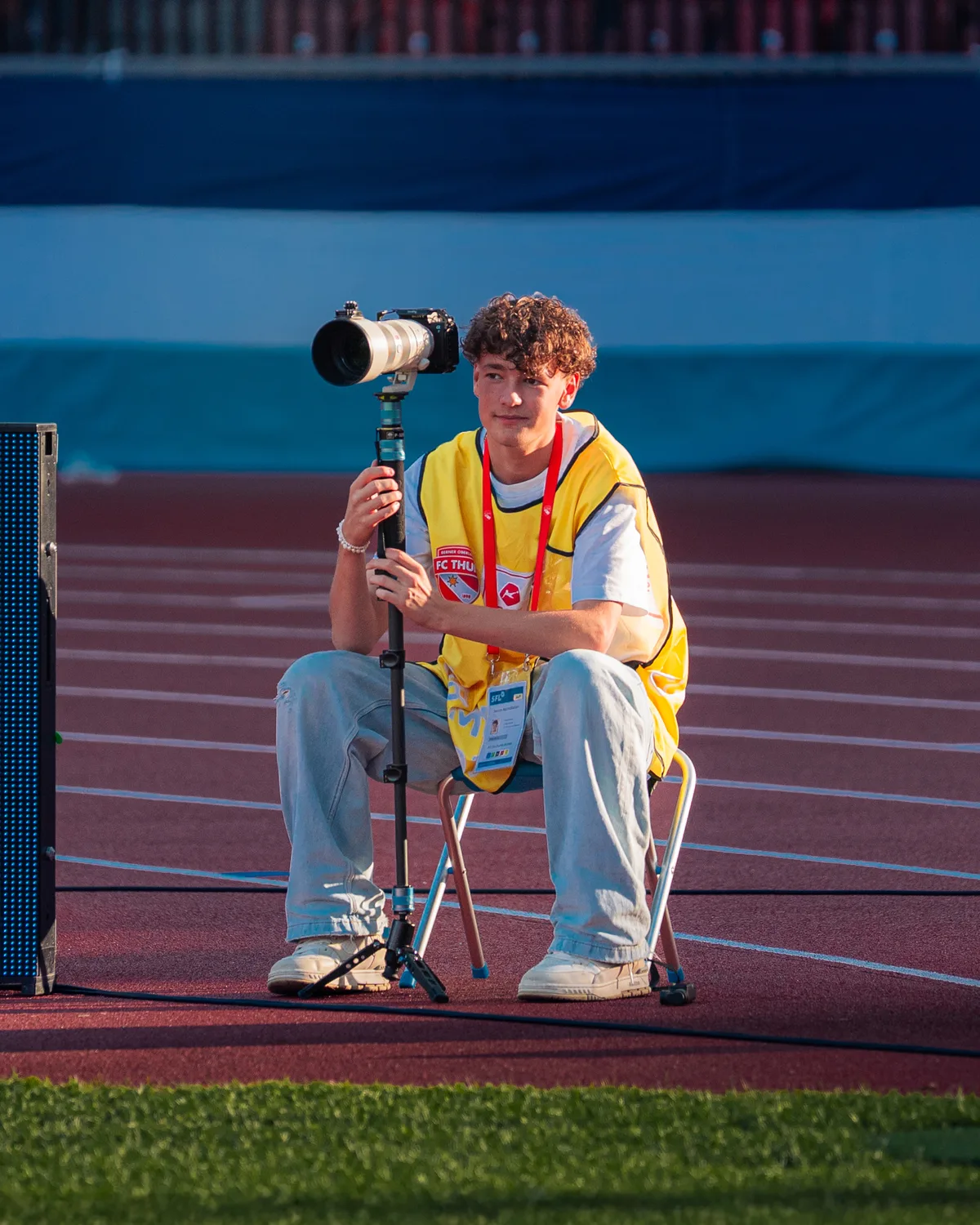 Levin als Klubfotograf am Spielfeldrand, mit Kamera und Teleobjektiv auf dem Einbeinstativ