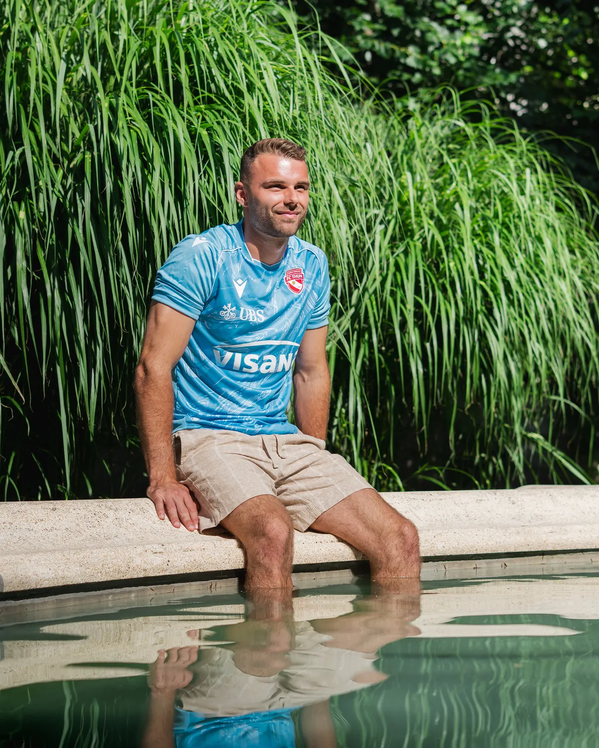 Das hellblaue Third-Trikot am Wasser