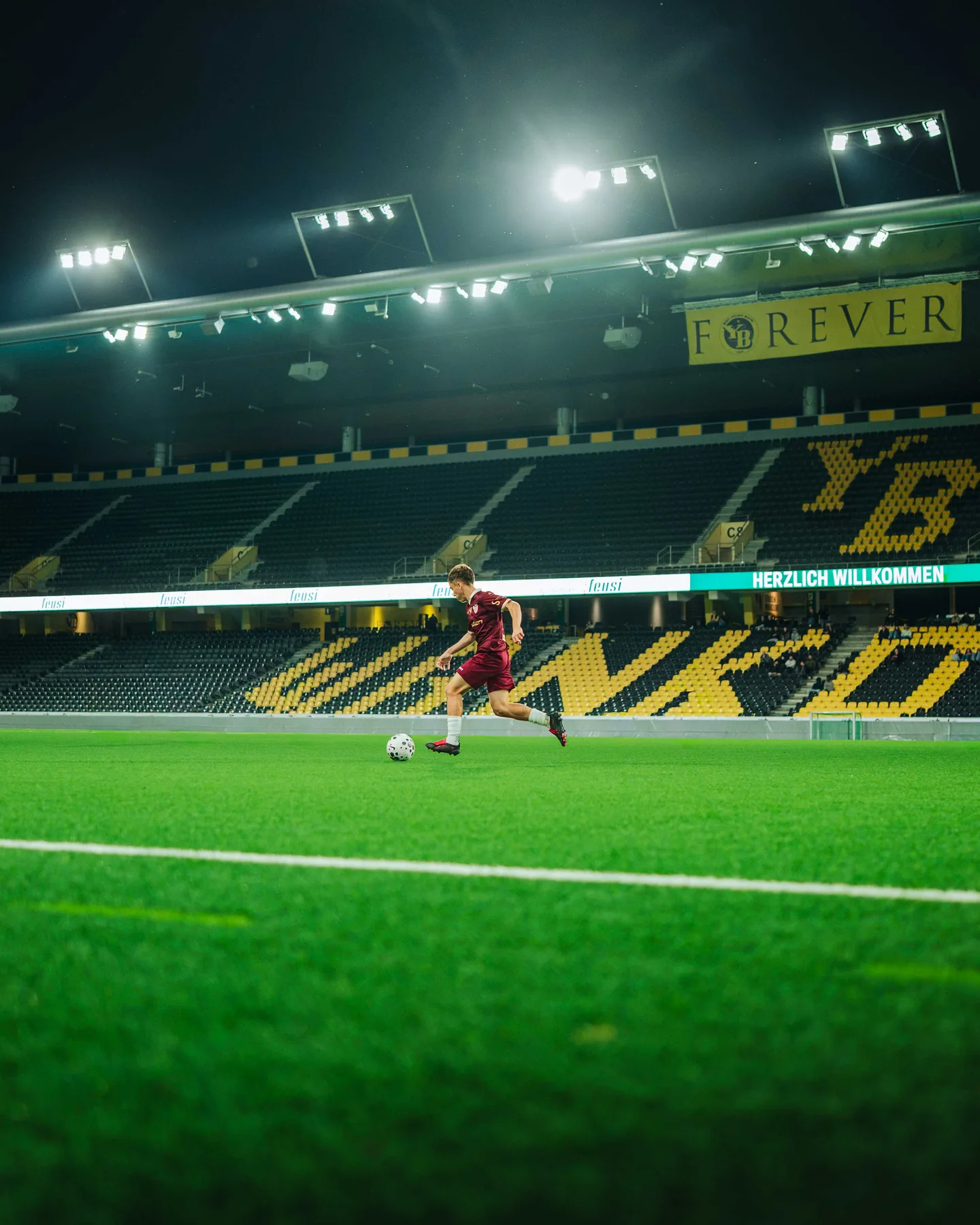 Spieler in Rot dribbelt vor dem Schriftzug Wankdorf