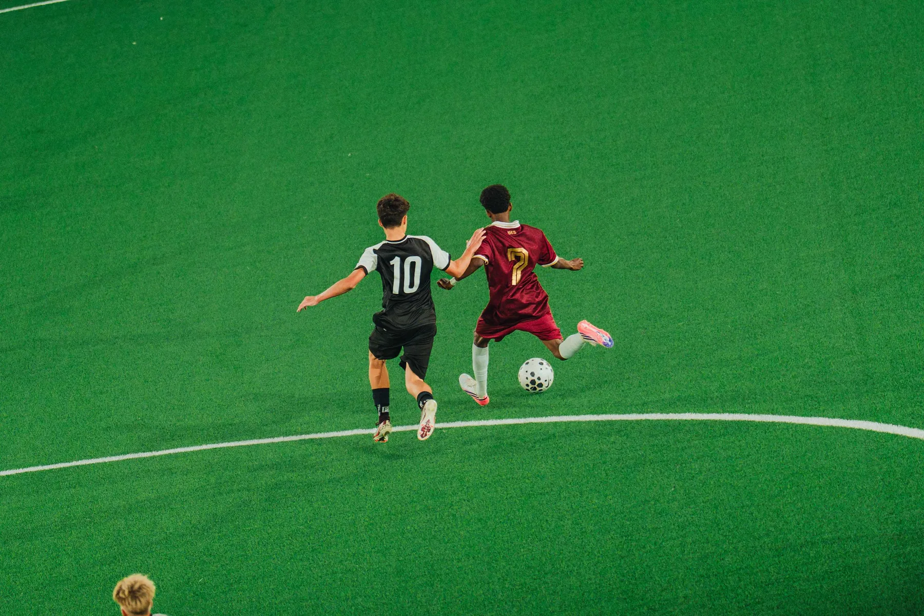 Spieler mit der Nummer 10 im Duell um den Ball