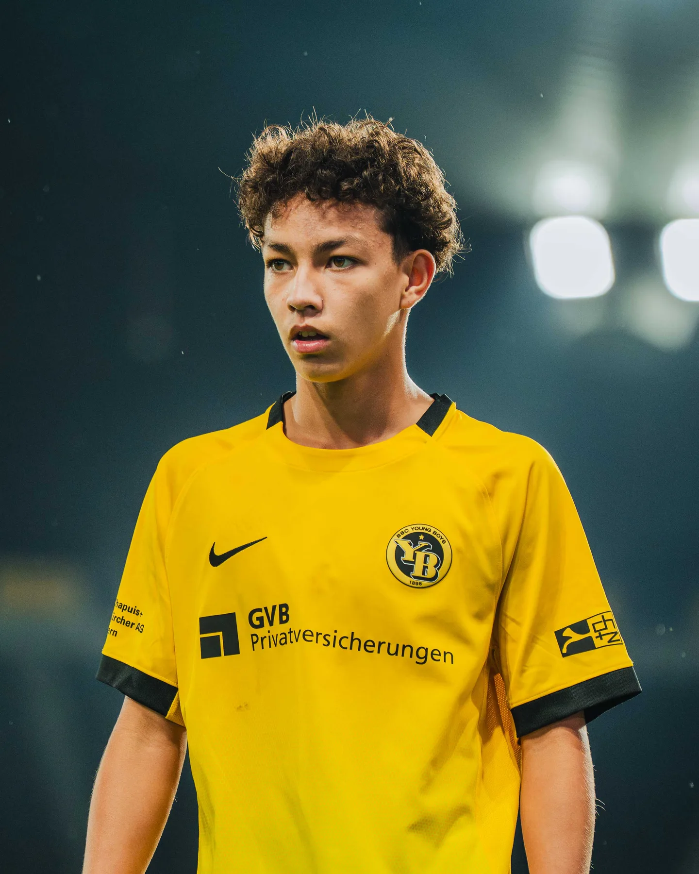 Junger YB-Spieler im gelben Trikot, Blick zur Seite