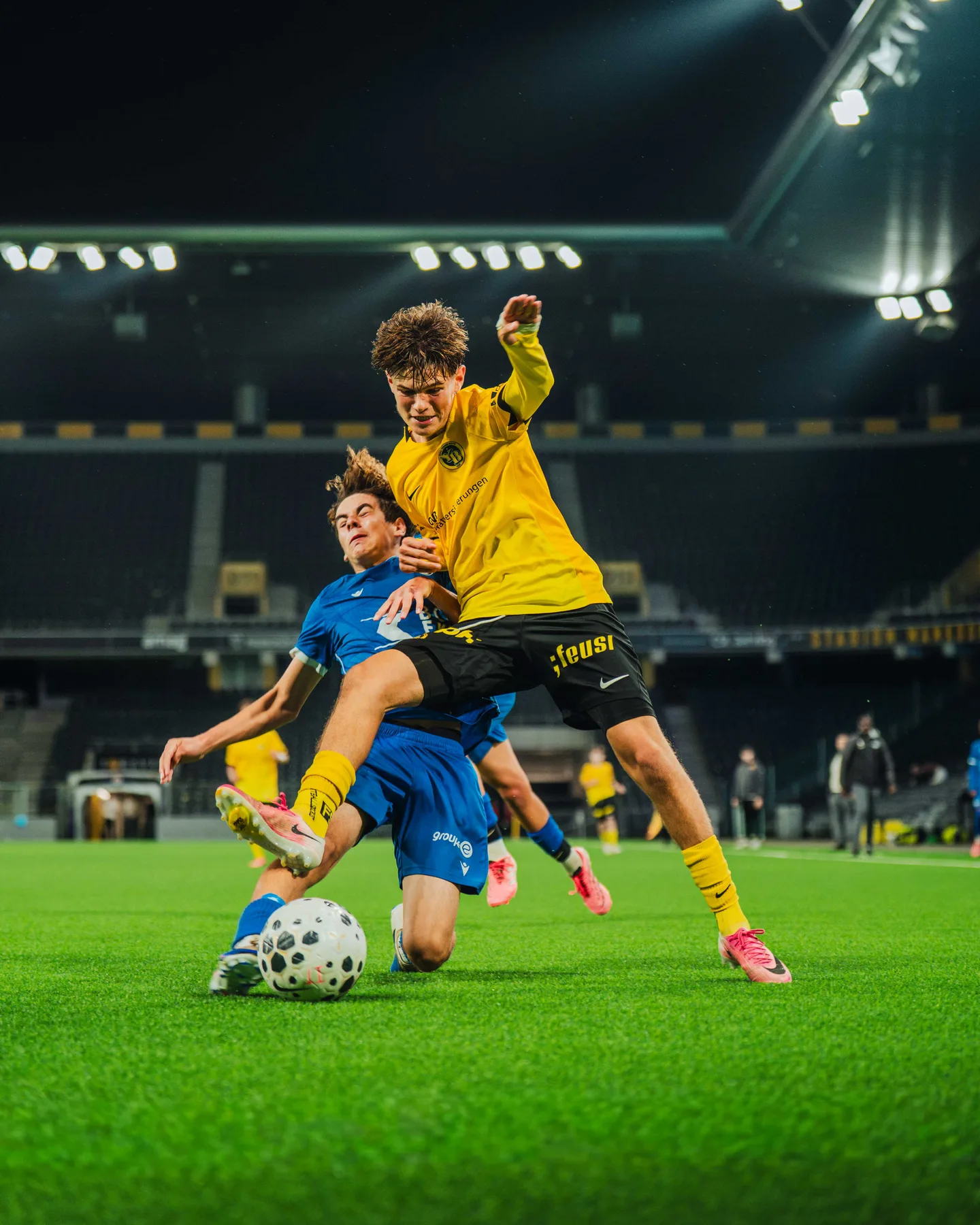 YB-Spieler springt über einen Gegner am Boden