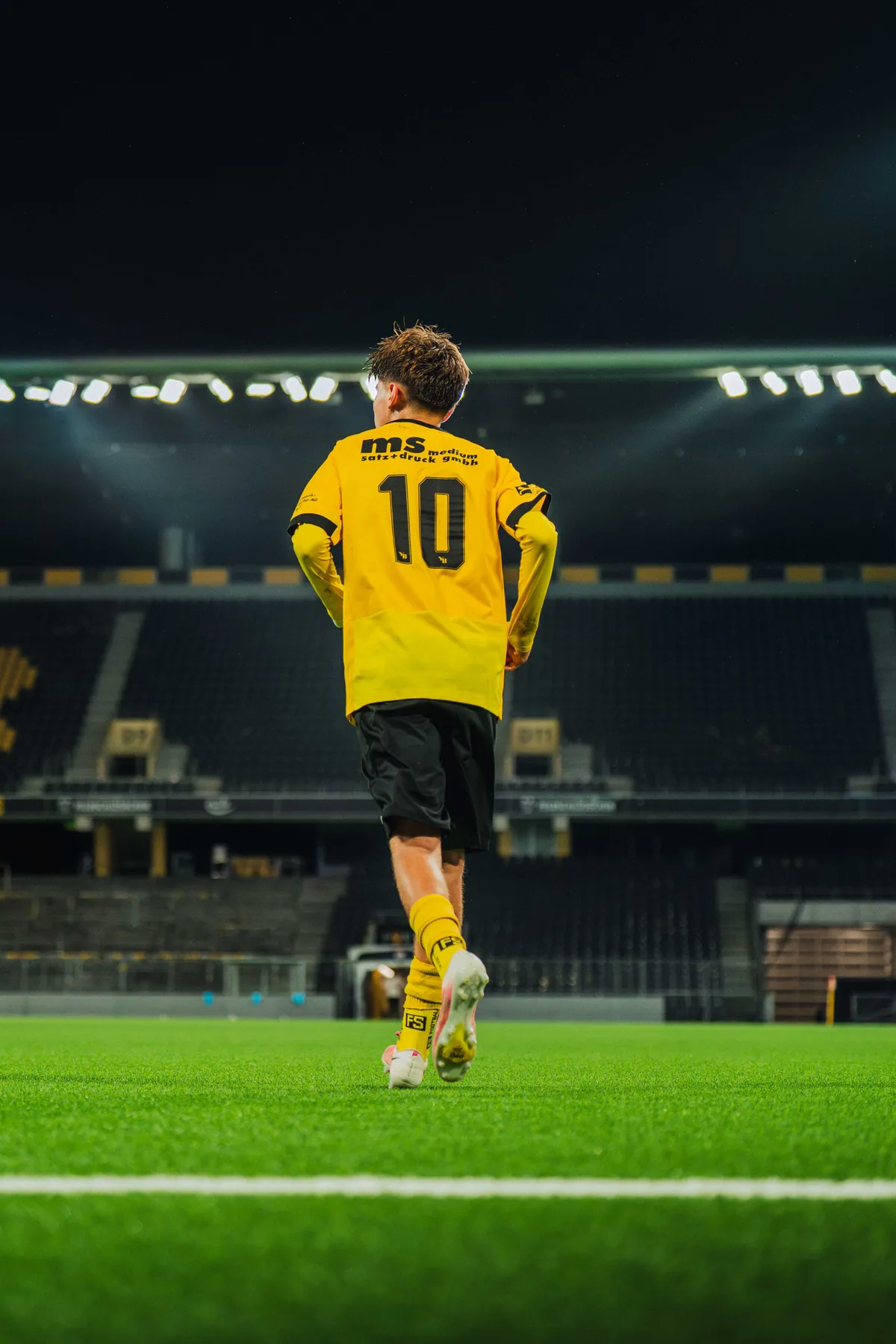 YB-Spieler mit der Nummer 10 vor der Tribüne
