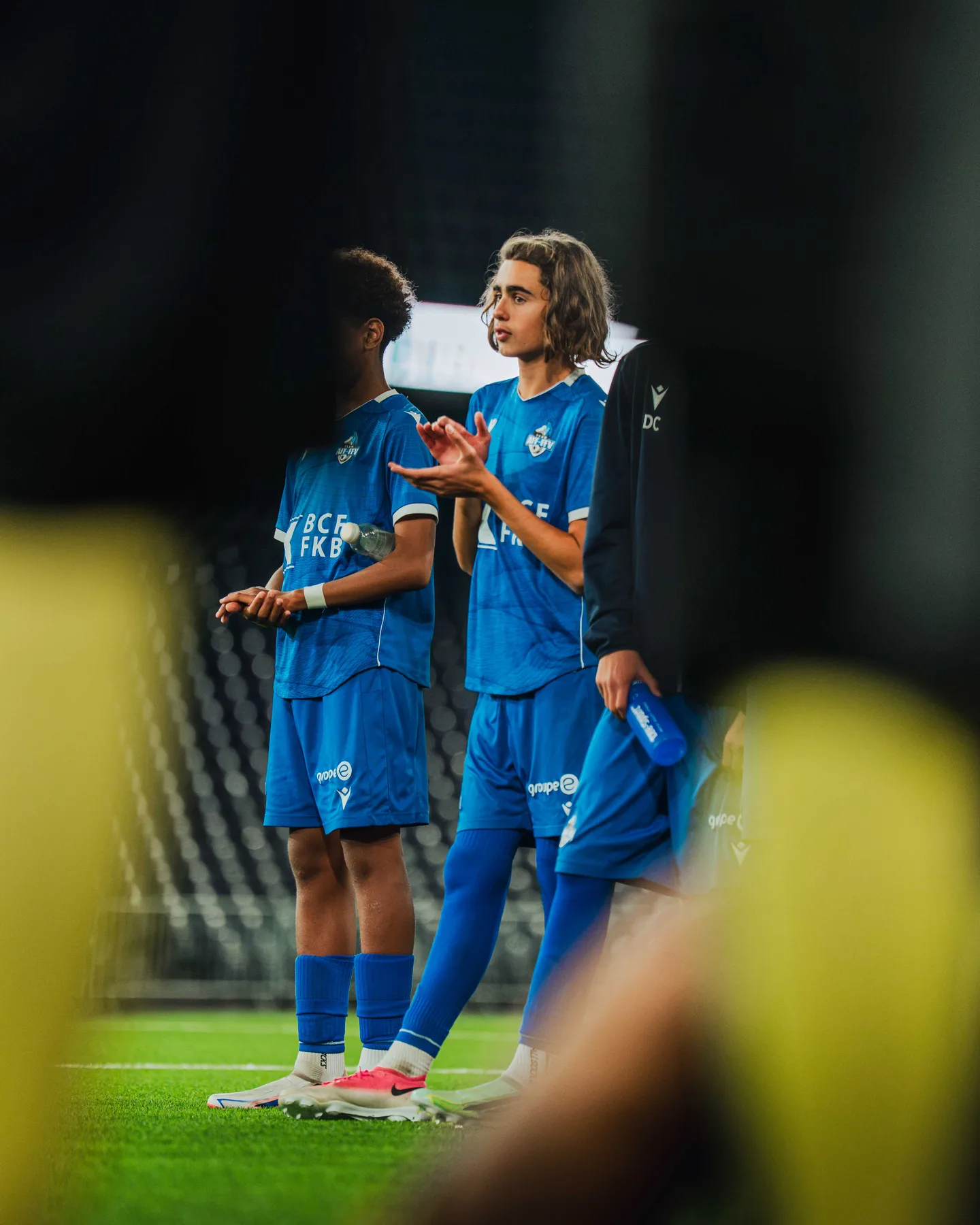 Zwei Spieler in Blau besprechen sich