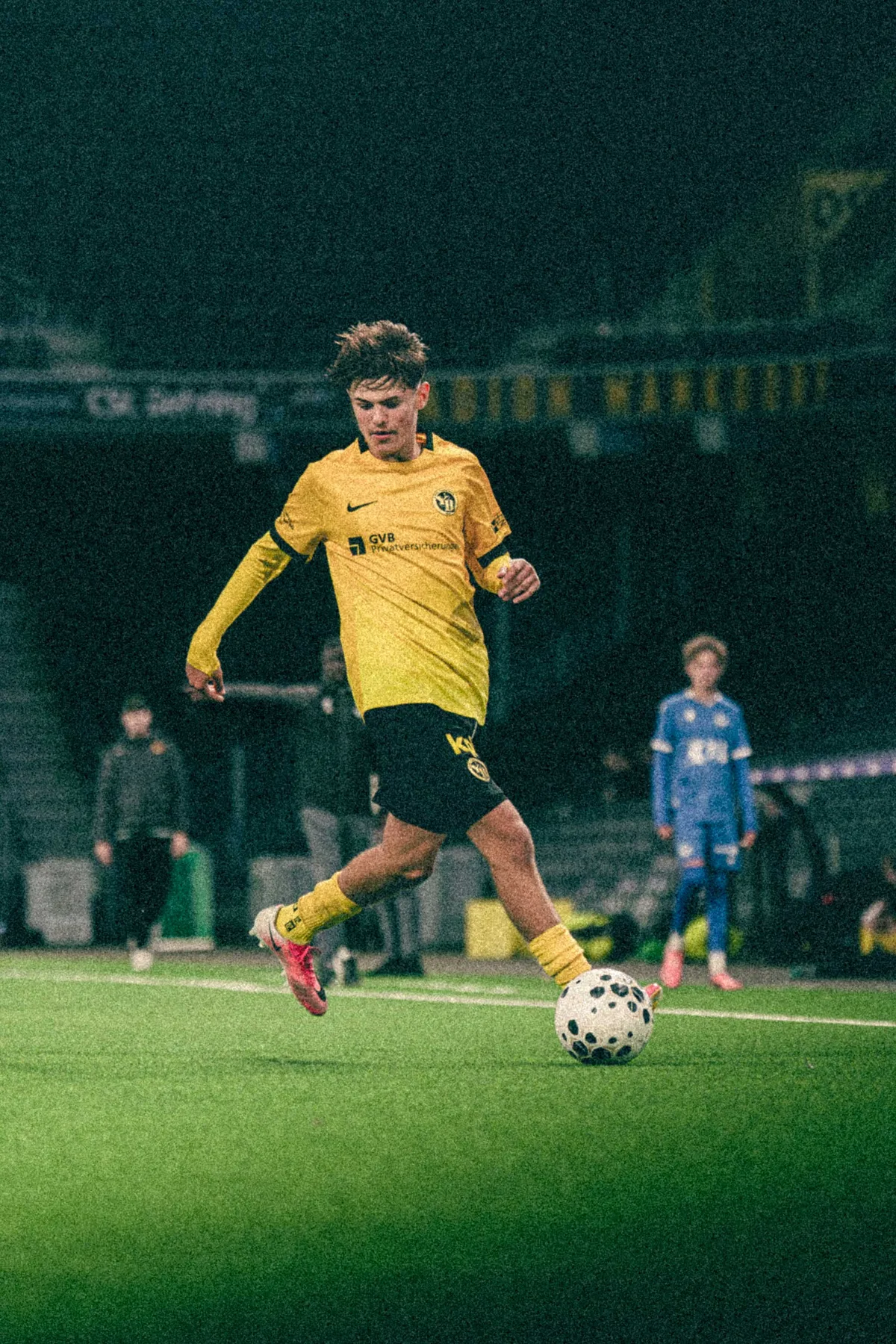 YB-Spieler am Ball, im Hintergrund die Tribüne