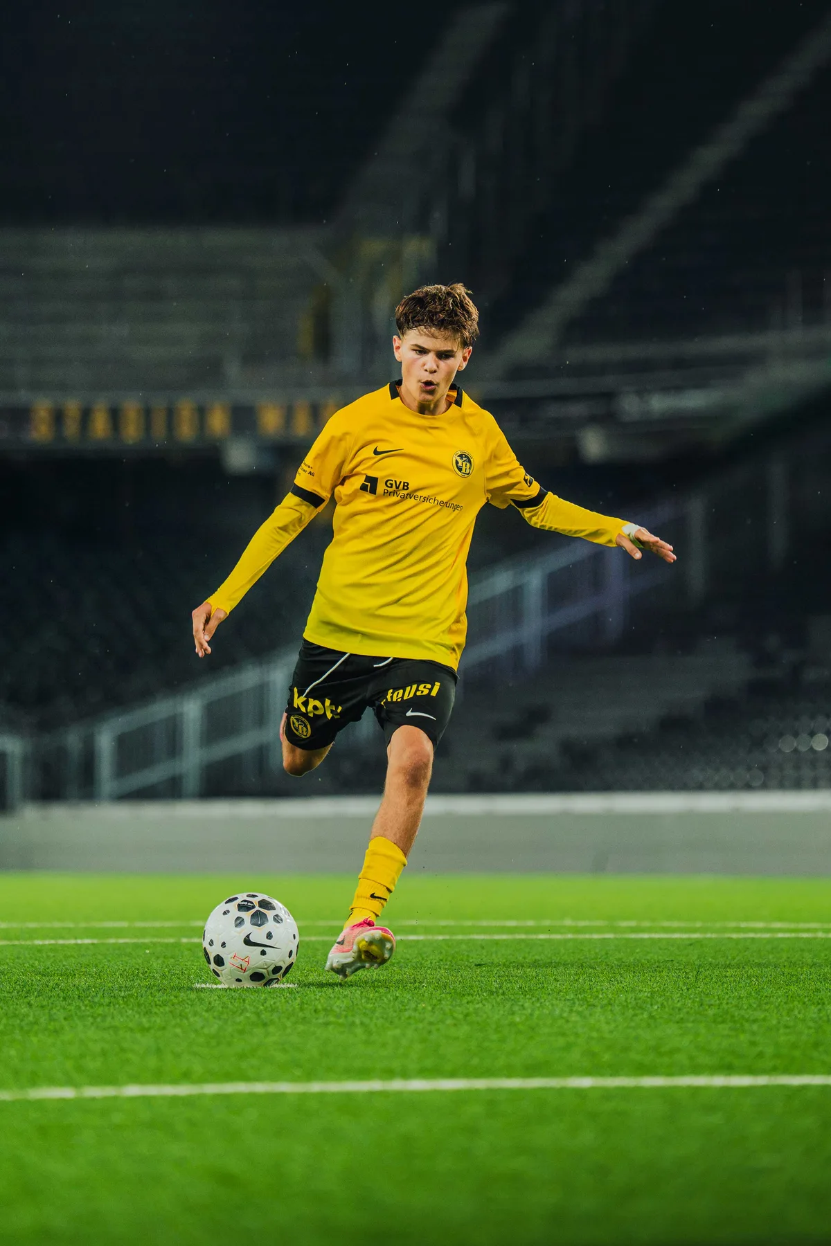 YB-Spieler holt zum Schuss aus
