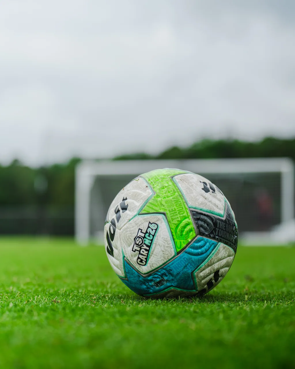 Der Spielball auf dem Rasen vor dem Tor
