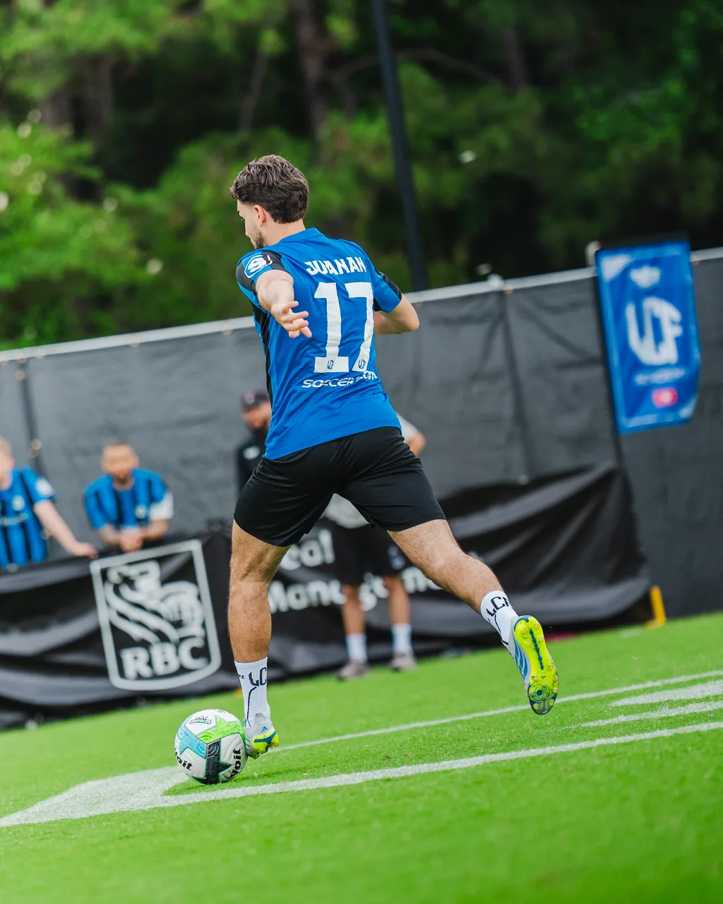 Spieler mit der Nummer 17 am Ball