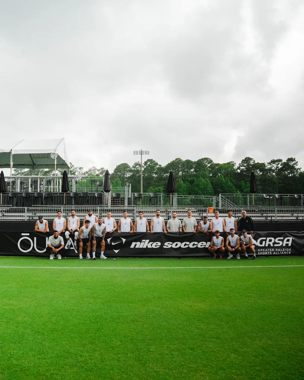 Das Team stellt sich am Spielfeldrand auf