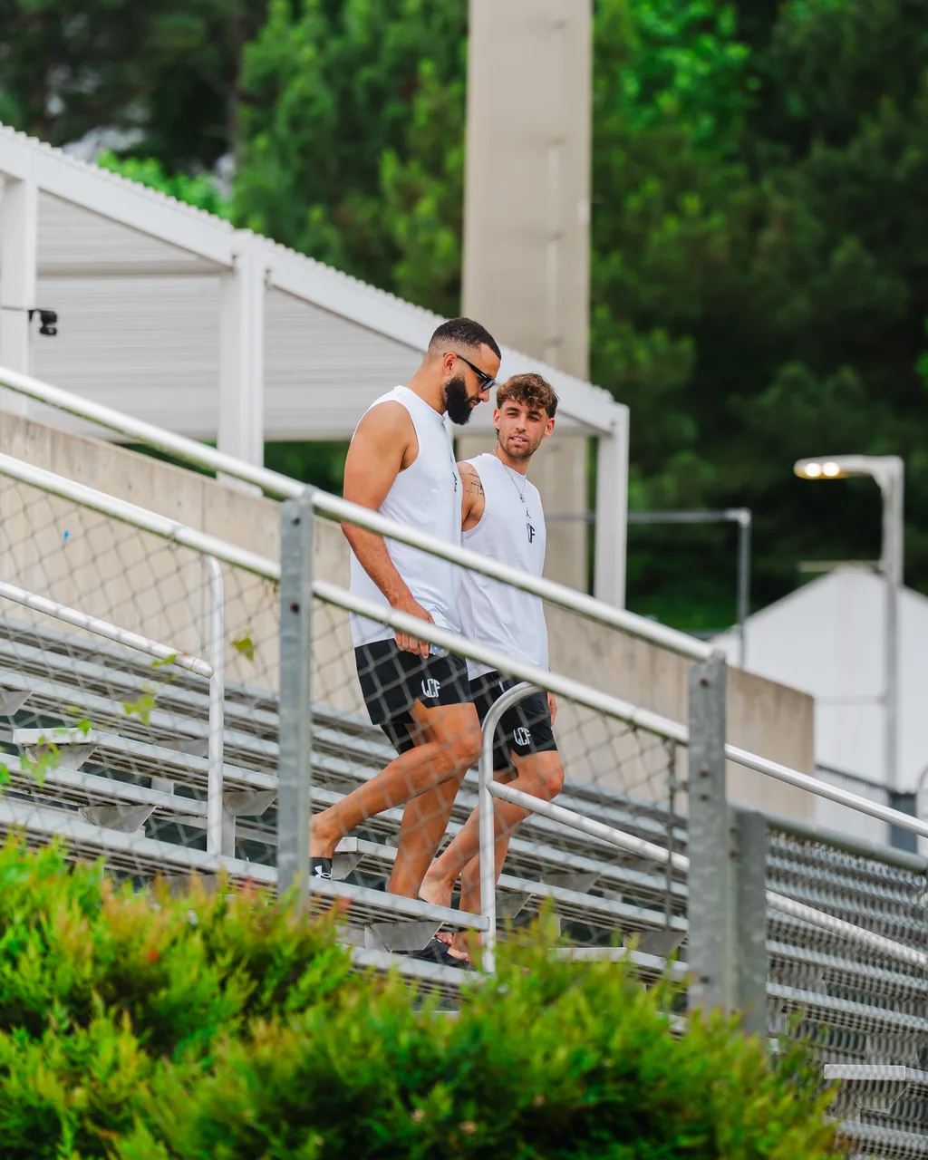 Zwei Spieler auf der Tribüne