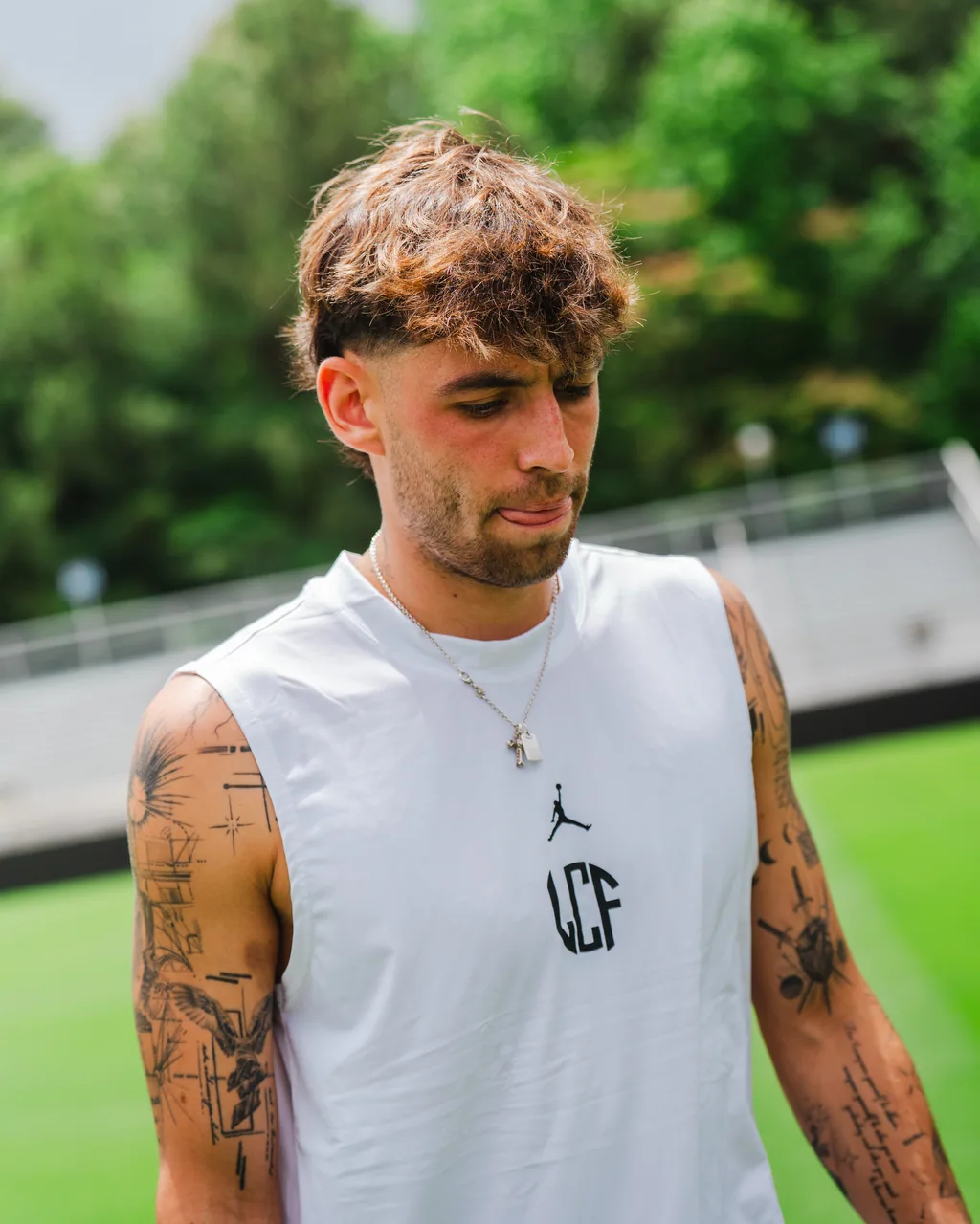 Spieler mit Tattoos im Trainingsshirt