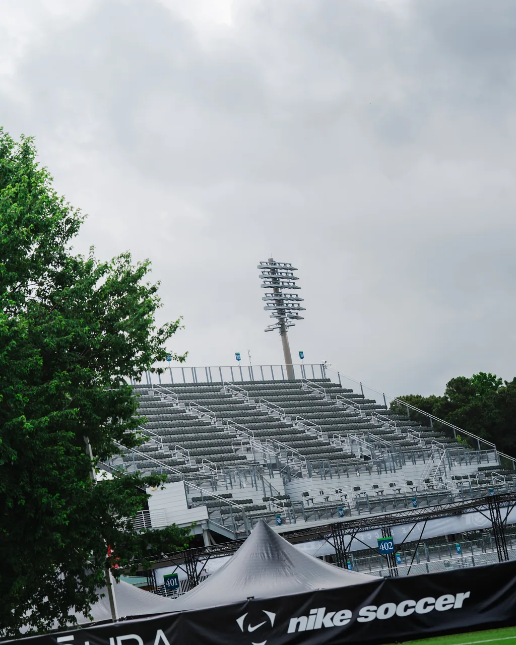 Die leere Tribüne des Stadions vor dem Spiel