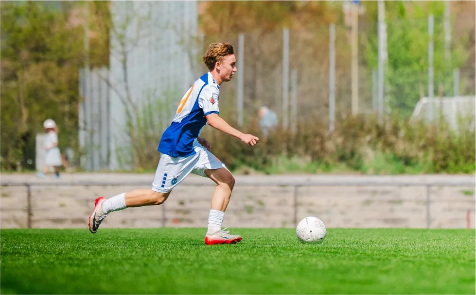 Spieler im Sprint mit Ball