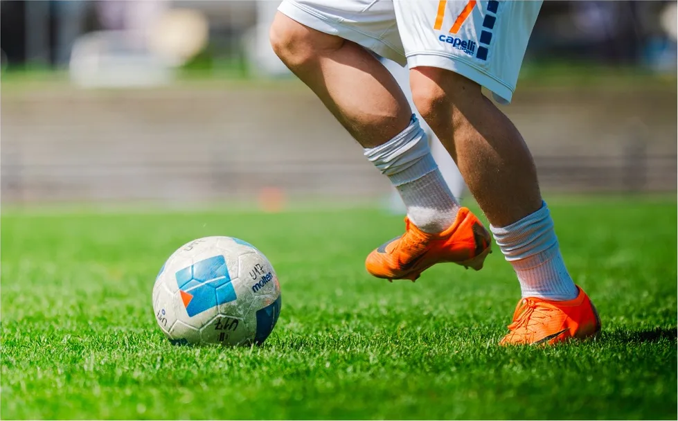 Spieler am Ball, Nahaufnahme der Füsse