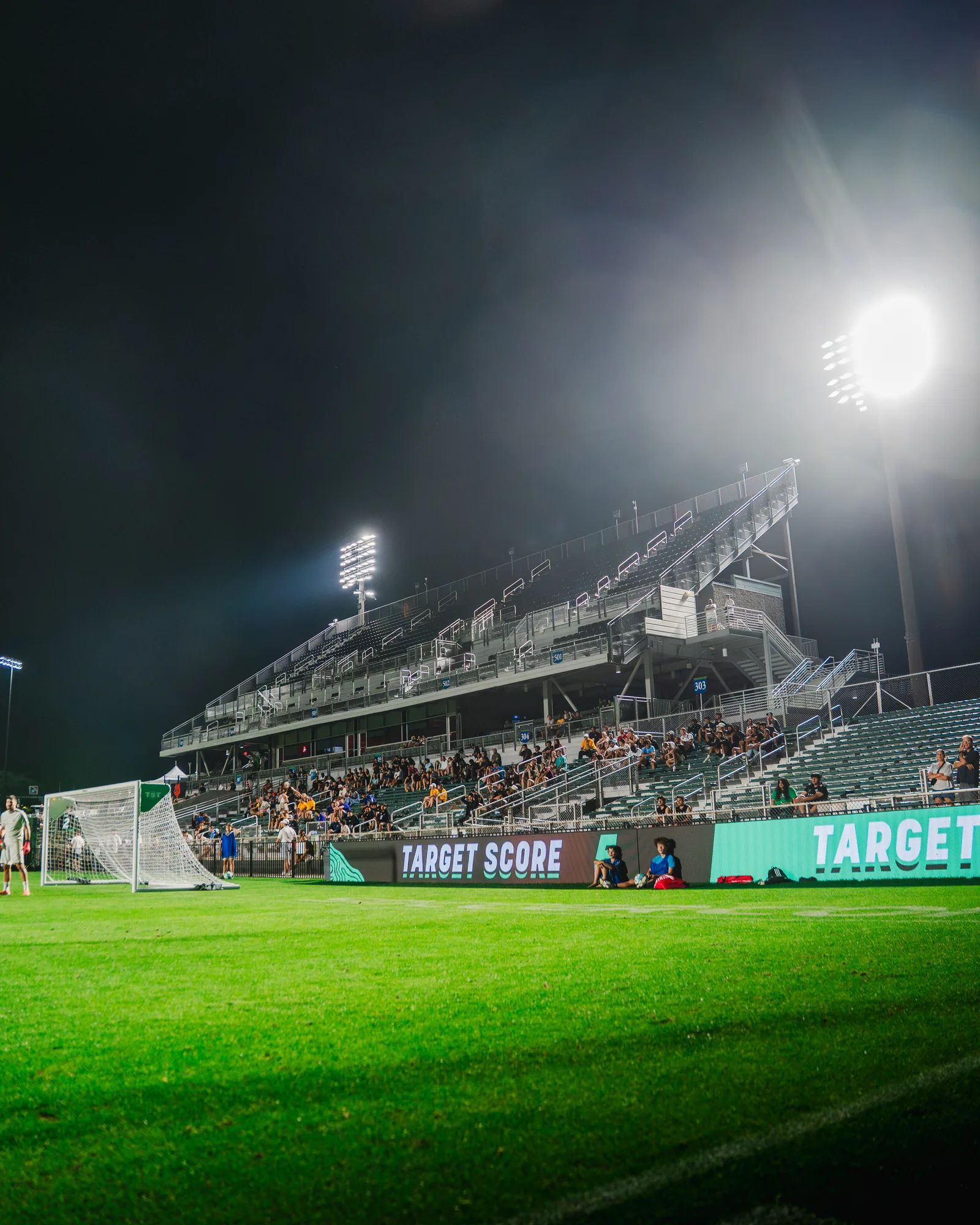 Das Stadion unter Flutlicht