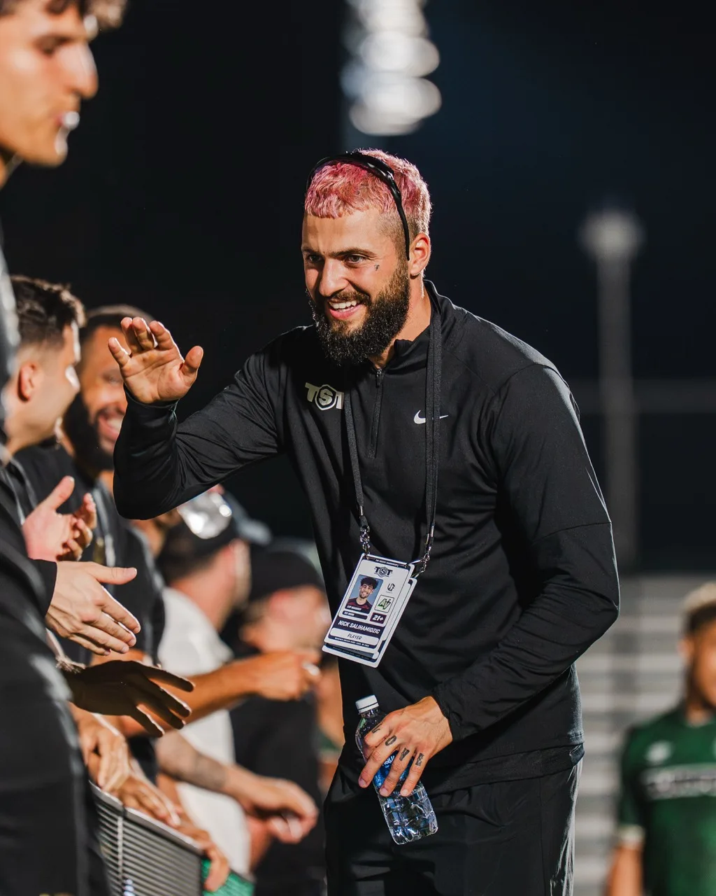 Lachen am Spielfeldrand nach dem Spiel