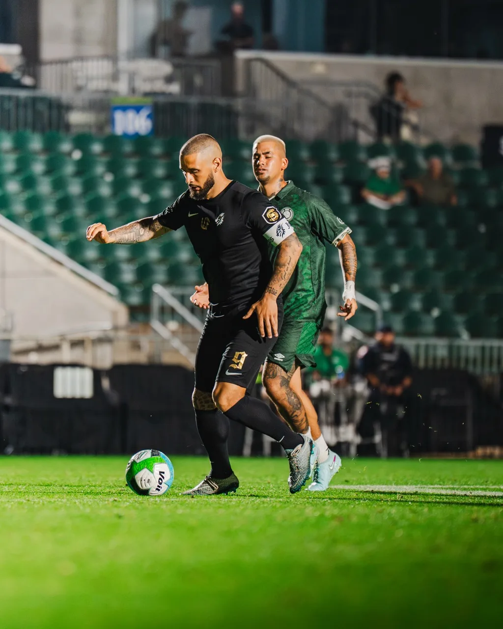 Duell mit einem Gegenspieler am Ball