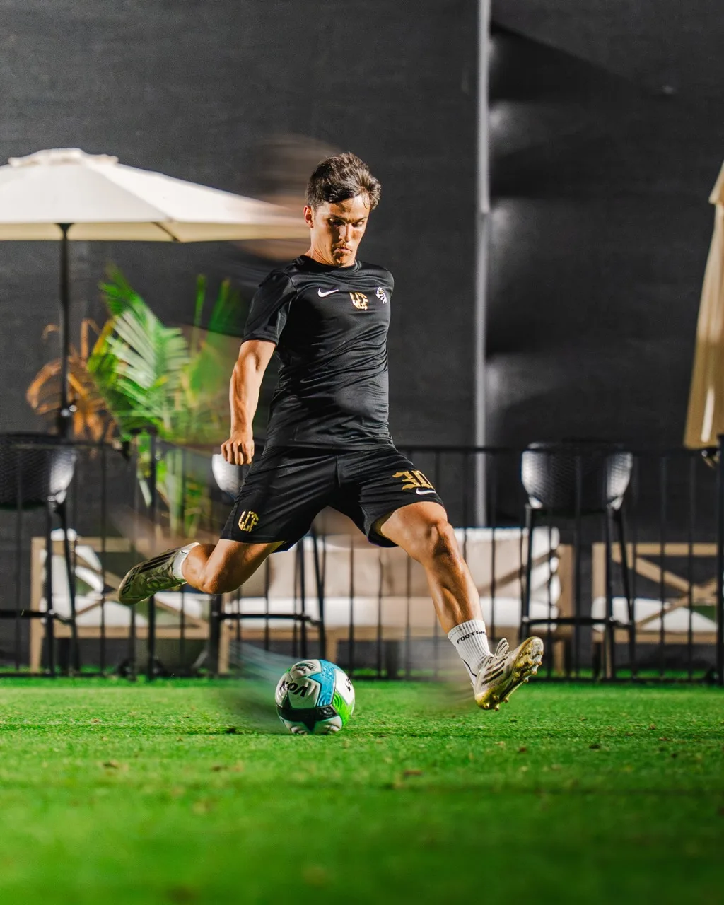 Spieler zieht mit dem Ball am Fuss davon