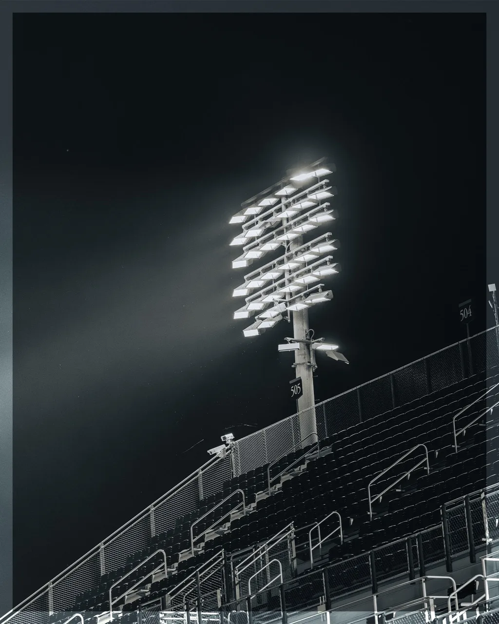 Flutlichtmast über dem Stadion bei Nacht