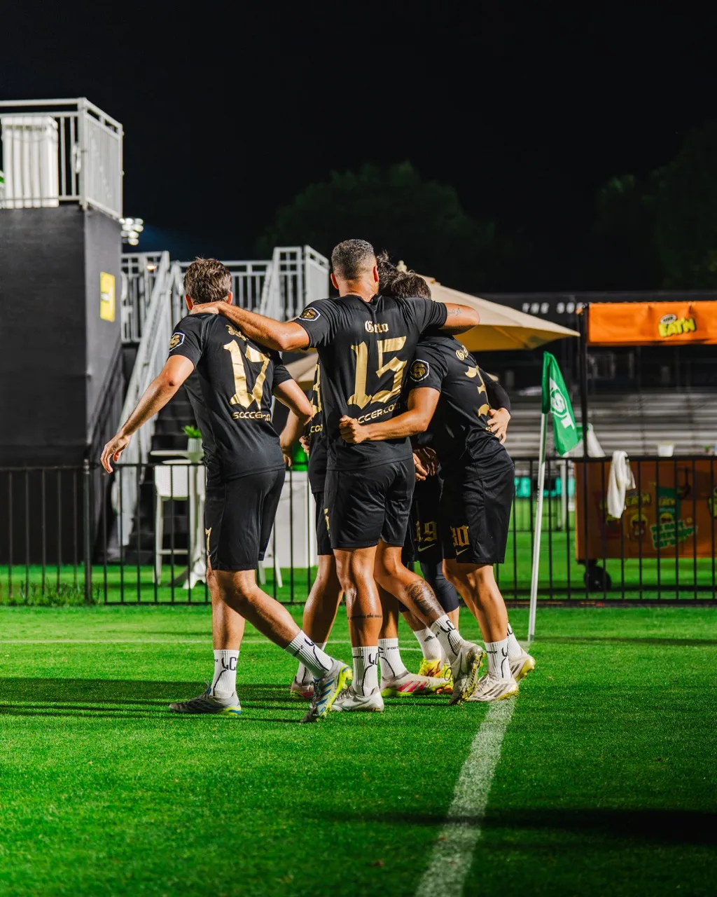 Das Team steht nach dem Spiel zusammen